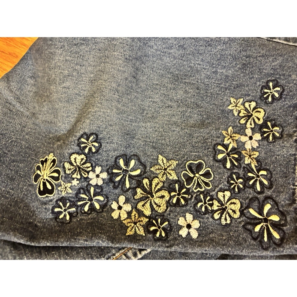 Faded glory Size 18 Embroided Women's  Capri Jeans [A4] - Picture 4 of 5